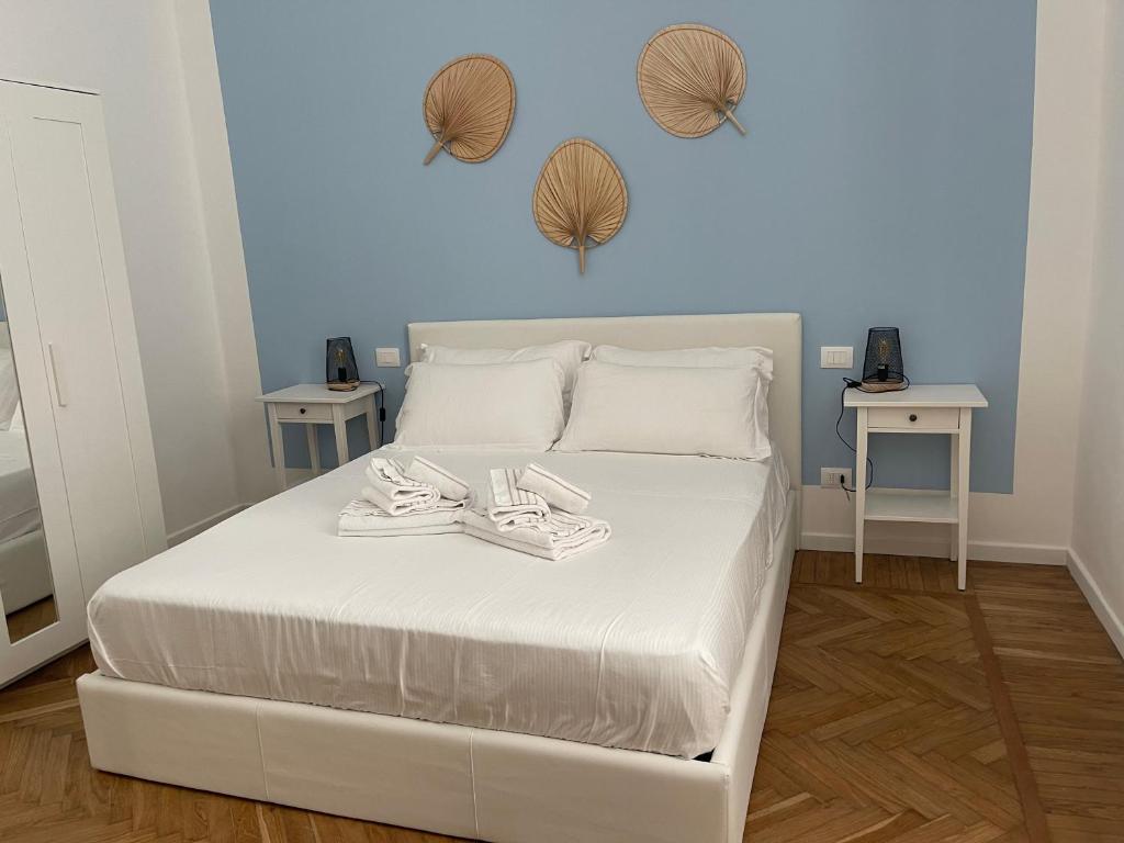A bed or beds in a room at AZZURRA Ridi Che Ti Passa