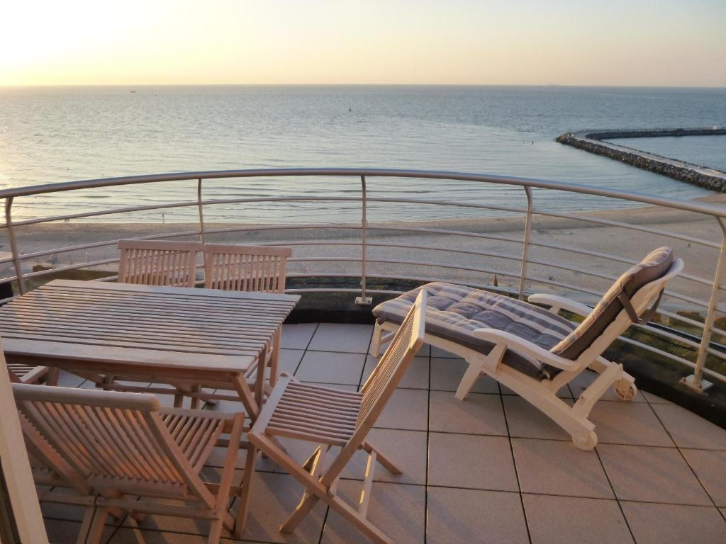 balkon ze stołem i krzesłami na łodzi w obiekcie El Mirador Penthouse Paris w Ostendzie