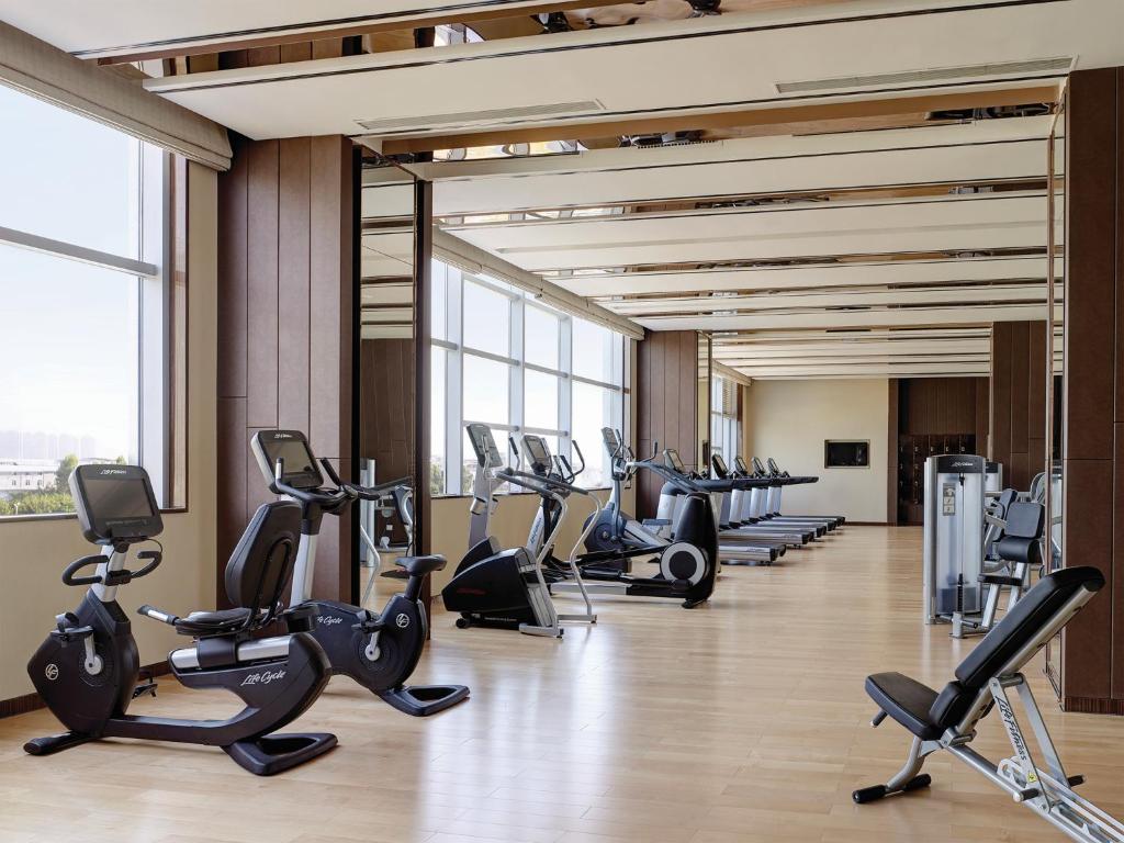 Langham Place Xiamenにあるフィットネスセンターまたはフィットネス設備