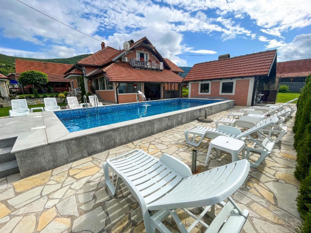 Bazen u ili blizu objekta Apartmani Djokić sa bazenom