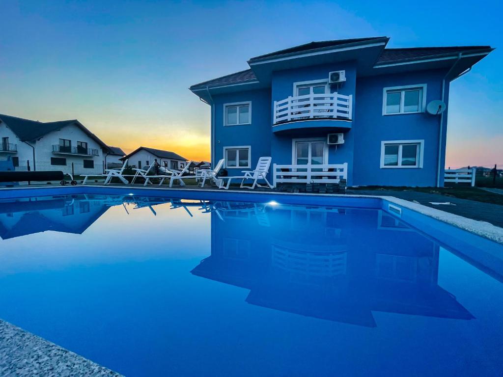 una casa con piscina frente a ella en Willa Azul - Podgrzewany basen, klimatyzacja w całym obiekcie, en Sarbinowo