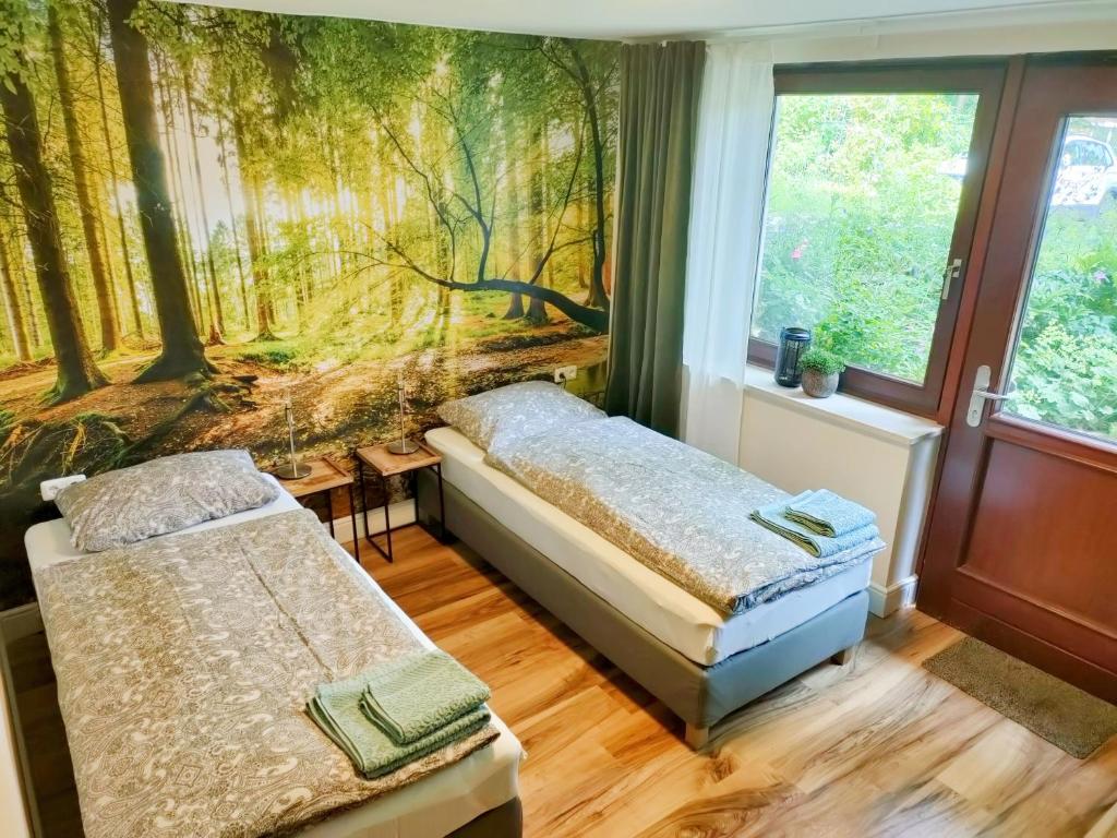 um quarto com 2 camas e um mural em Waldzimmer Rosengarten bei Hamburg em Rosengarten