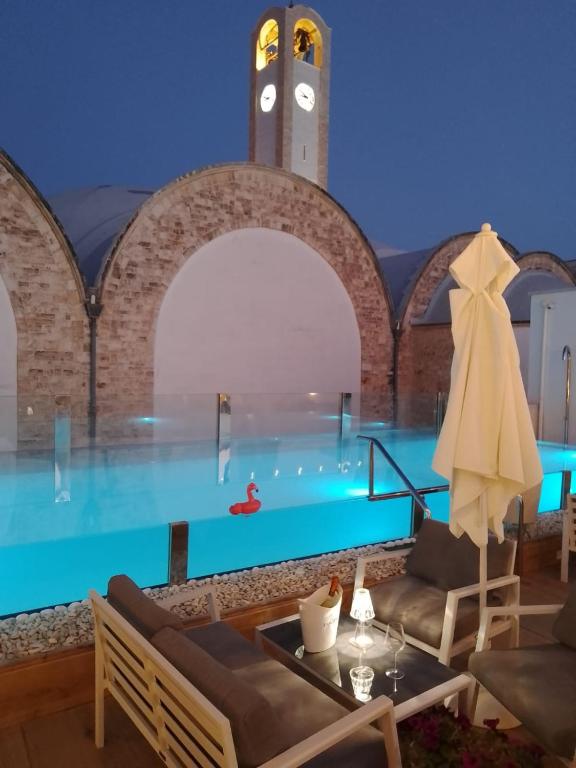 Bazén v ubytování Cleros Sky Lounge nebo v jeho okolí