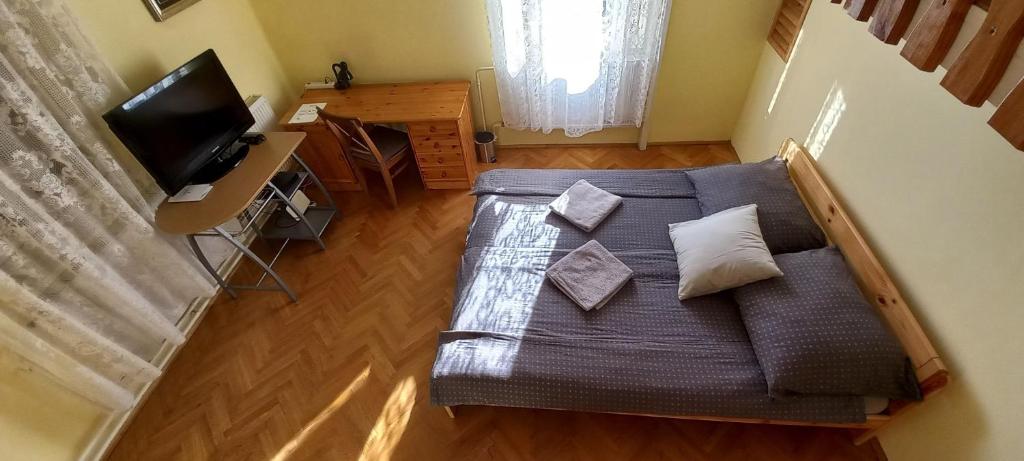 an overhead view of a living room with a couch and a television at Via Tokaj Vendégház in Sátoraljaújhely