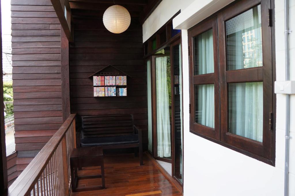 Kampaeng Ngam Hotel - Steps to Night Bazaar & Old City - Quarto Duplo Deluxe Com Varanda