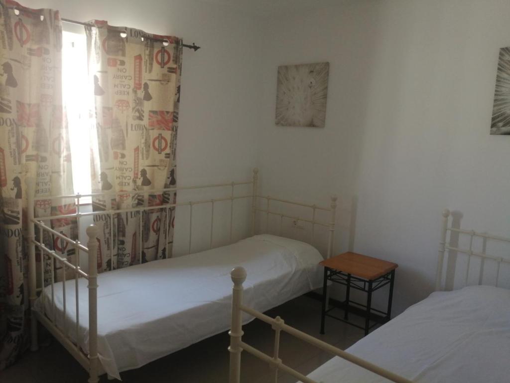 a bedroom with two bunk beds and a window at Apartamento Casa hollanda in Mindelo