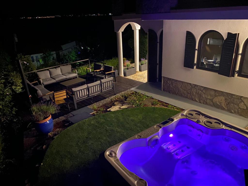 Bazén v ubytovaní ARTtrend Luxury Villa alebo v jeho blízkosti