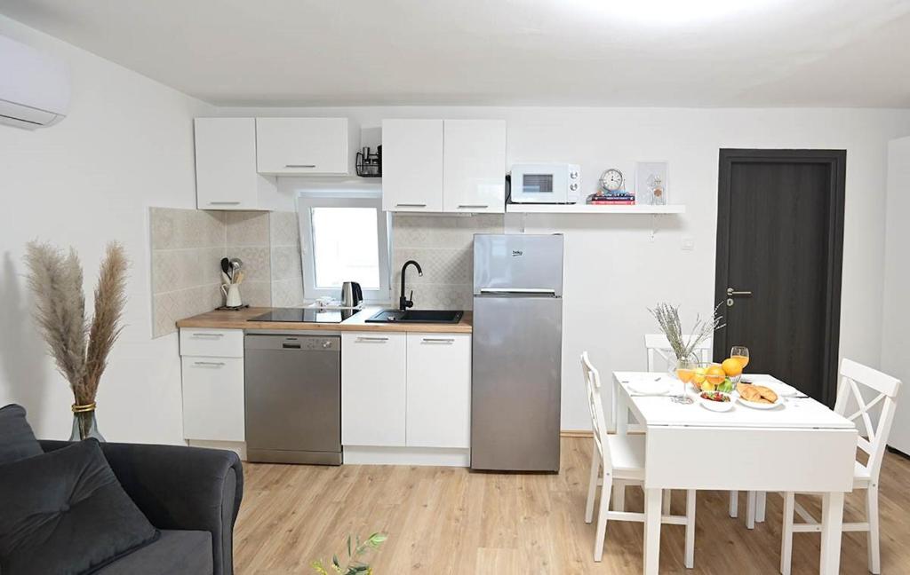 Kuchyň nebo kuchyňský kout v ubytování Apartment D & Studio L