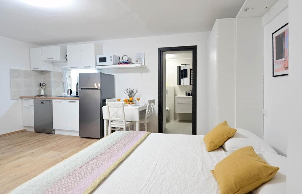 Kuchyň nebo kuchyňský kout v ubytování Apartment D & Studio L