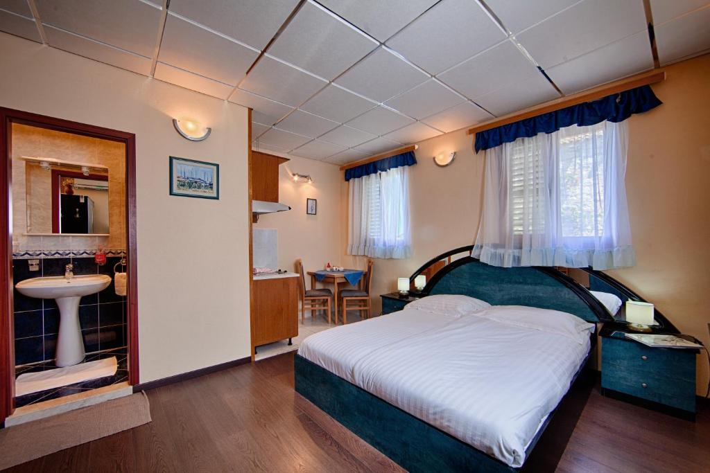 Postel nebo postele na pokoji v ubytování Nautic Studio A4