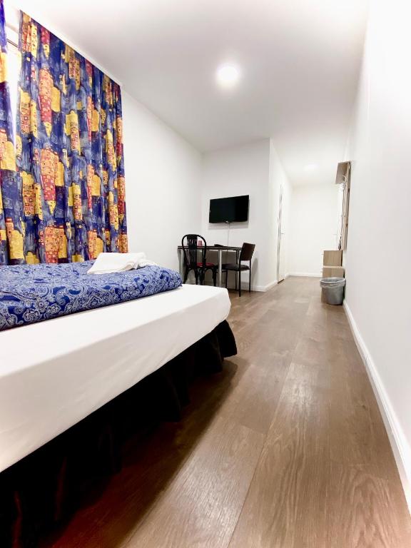 TV a/nebo společenská místnost v ubytování Hotel Hamburg Inn