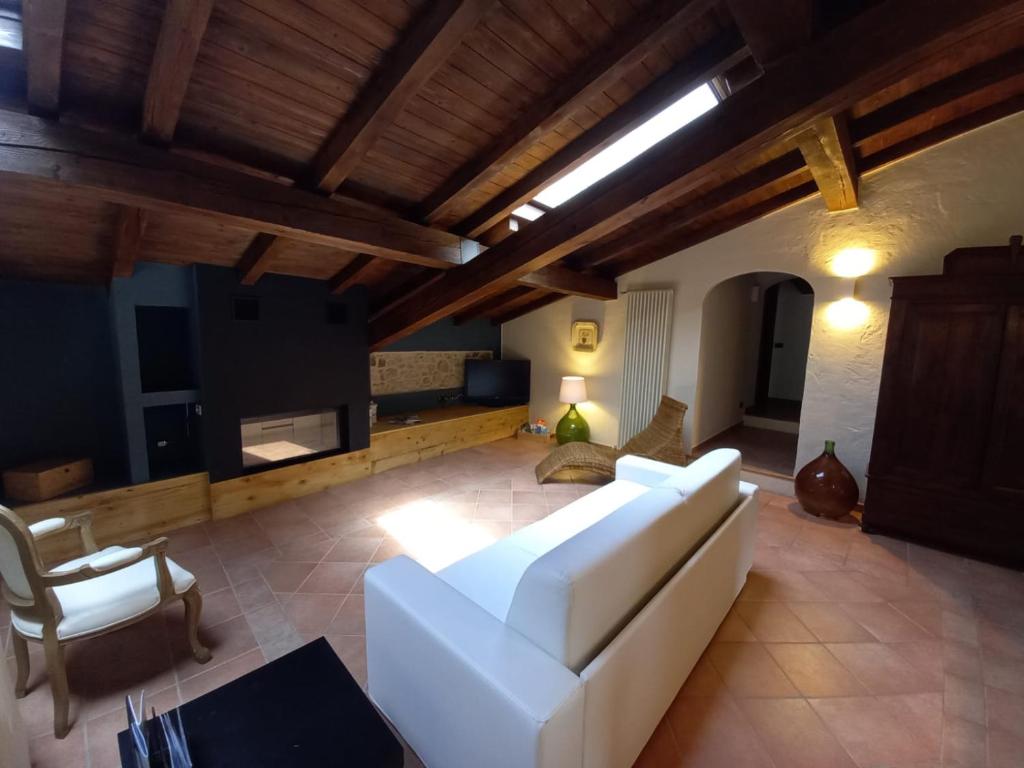 Televízia a/alebo spoločenská miestnosť v ubytovaní Rustico La Colonna - Tremosine sul Garda