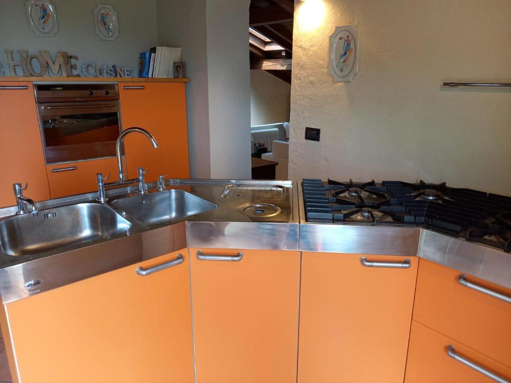 Kuchyňa alebo kuchynka v ubytovaní Rustico La Colonna - Tremosine sul Garda