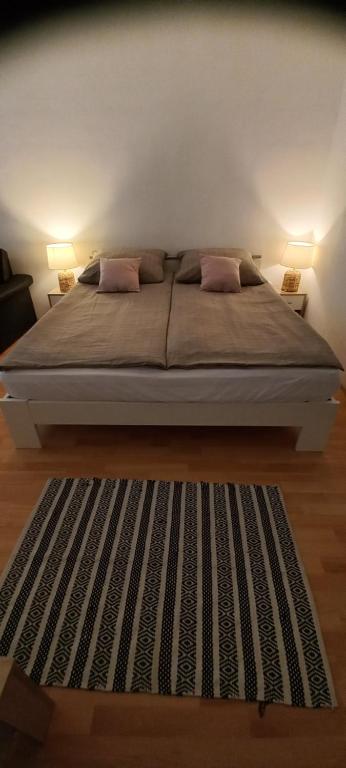 Posteľ alebo postele v izbe v ubytovaní Héthajnal Apartman