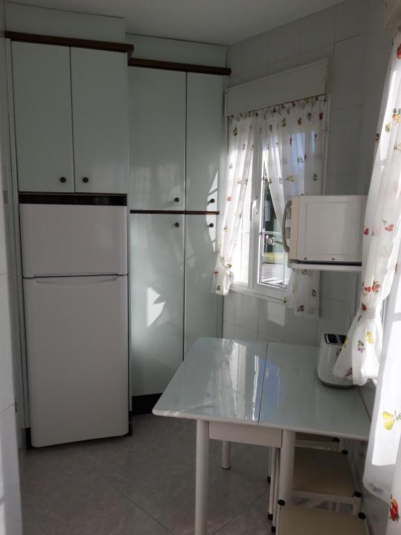Kuchyňa alebo kuchynka v ubytovaní ChavesB Apartamento en Vilaxoan de Arousa