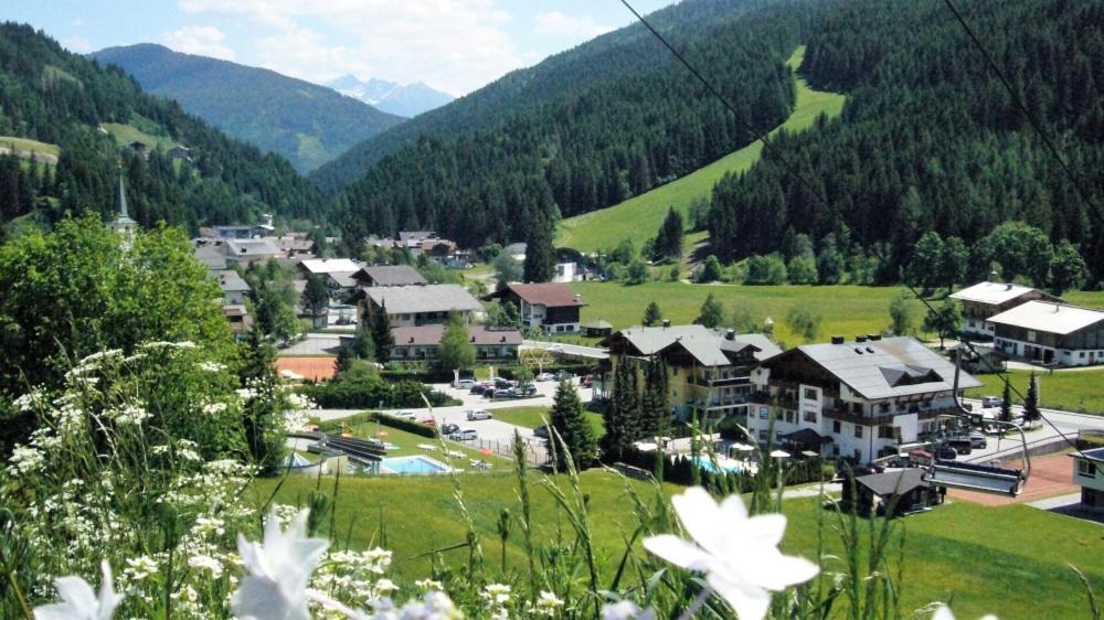 una pequeña ciudad en un valle con montañas en Haus Dorfblick, en Filzmoos