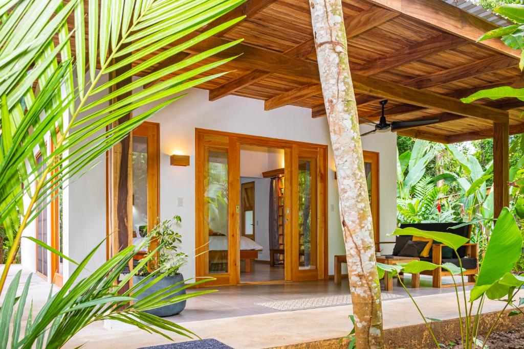 a house in the tropics with a wooden roof at La Paz del Caribe in Puerto Viejo