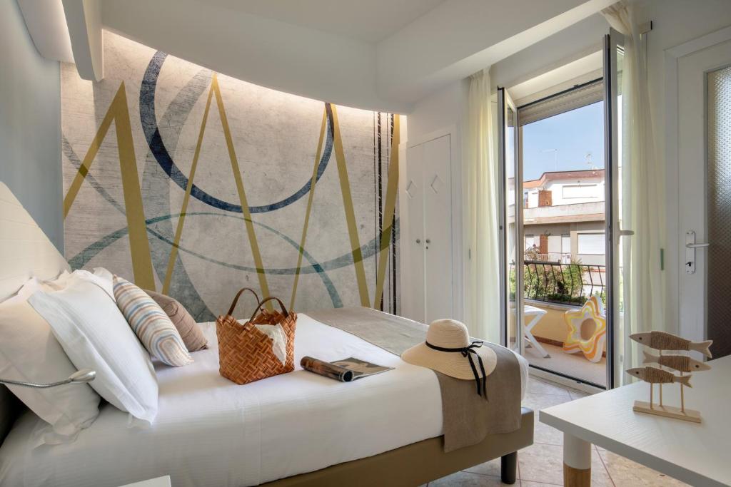 ein Schlafzimmer mit einem Bett und einem großen Fenster in der Unterkunft Hotel Casa Yvorio in Terracina