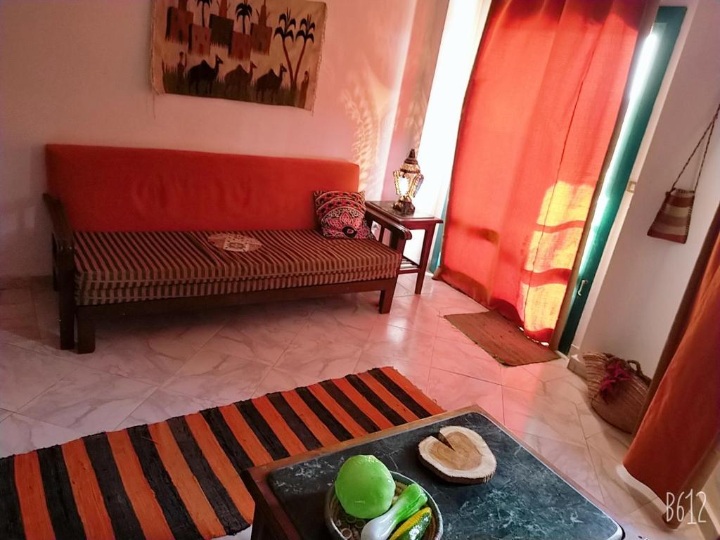 sala de estar con sofá y mesa en 2 bedroom challet with private garden at Riviera beach resort Ras Sudr,Families only, en Ras Sedr