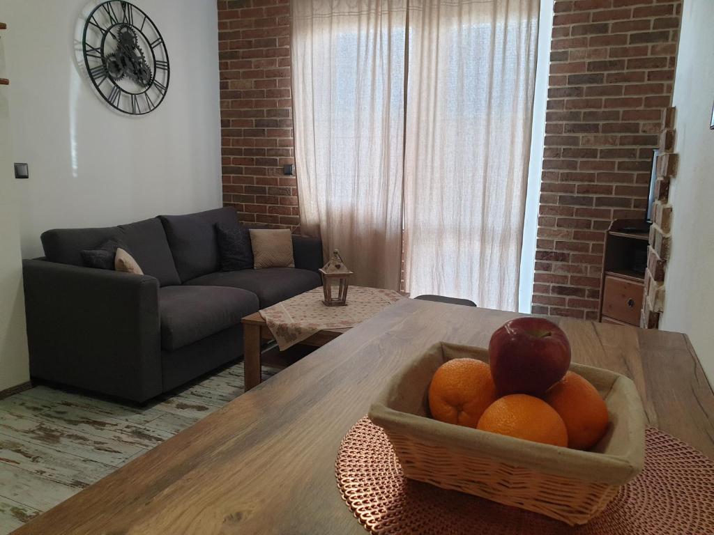 un cesto di frutta su un tavolo in soggiorno di Apartmán Dávid - AD Magura a Donovaly
