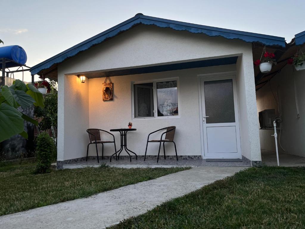 a small house with a table and chairs in it at Căsuțele Allora in Murighiol