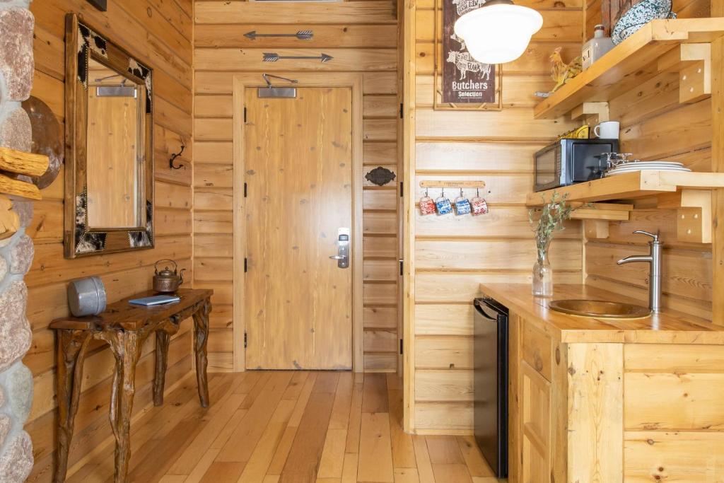 Kuchyň nebo kuchyňský kout v ubytování Retro Suites Hotel