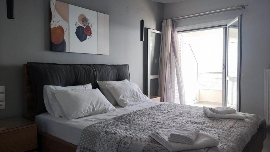 Postel nebo postele na pokoji v ubytování Retsina Apartments