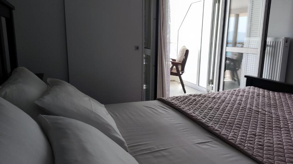 Postel nebo postele na pokoji v ubytování Retsina Apartments