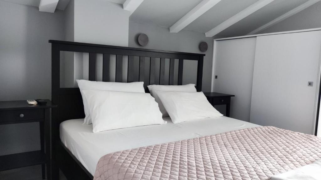 Postel nebo postele na pokoji v ubytování Retsina Apartments