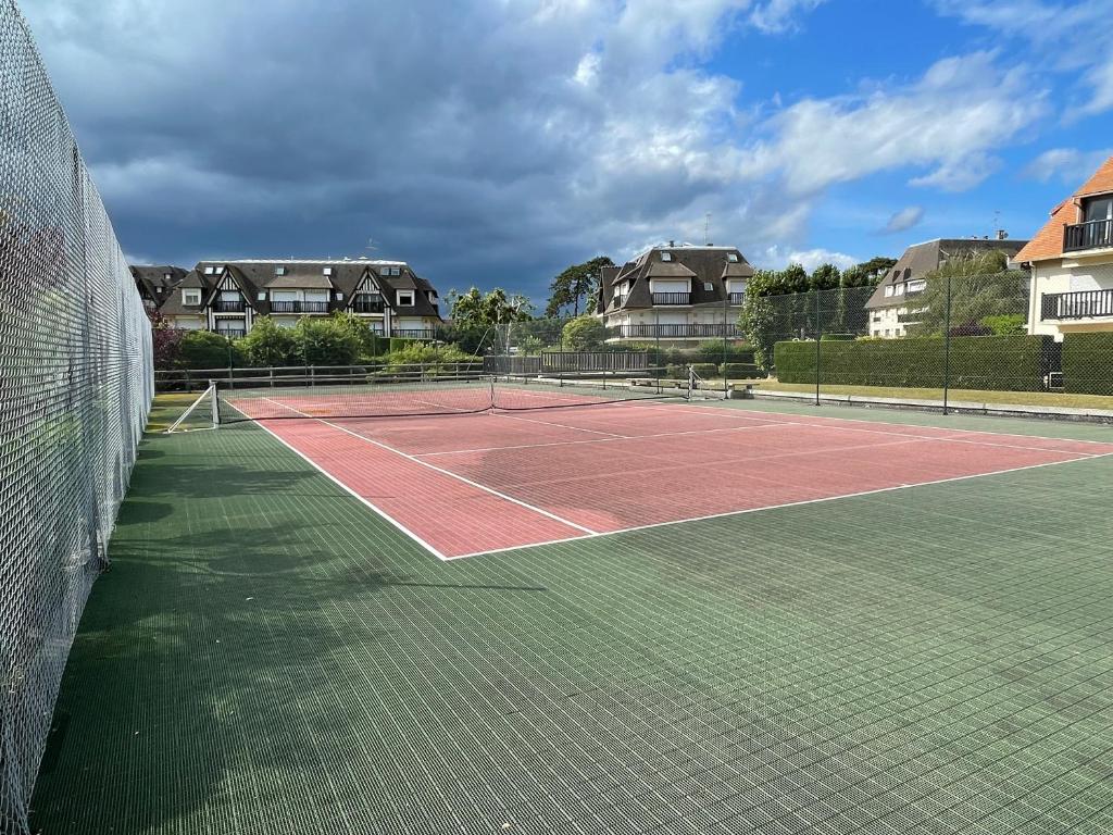 Tenis alebo squash v ubytovaní La Vigie spacieux, lumineux, piscine alebo jeho okolí