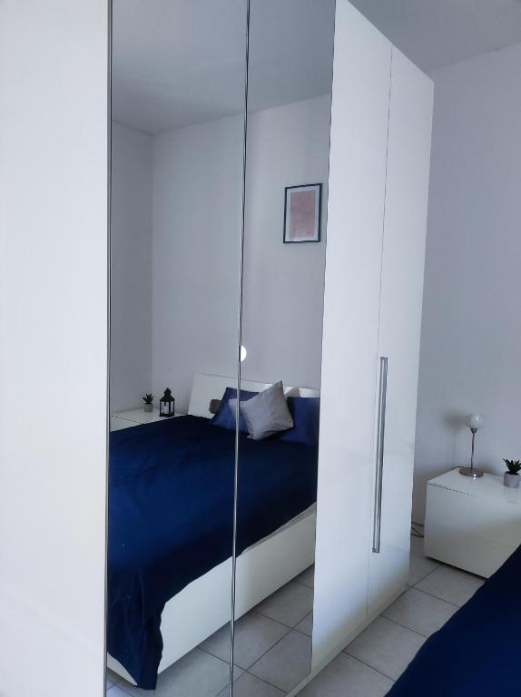 een slaapkamer met een bed en een glazen wand bij Al Ventotto di Maria in Foligno