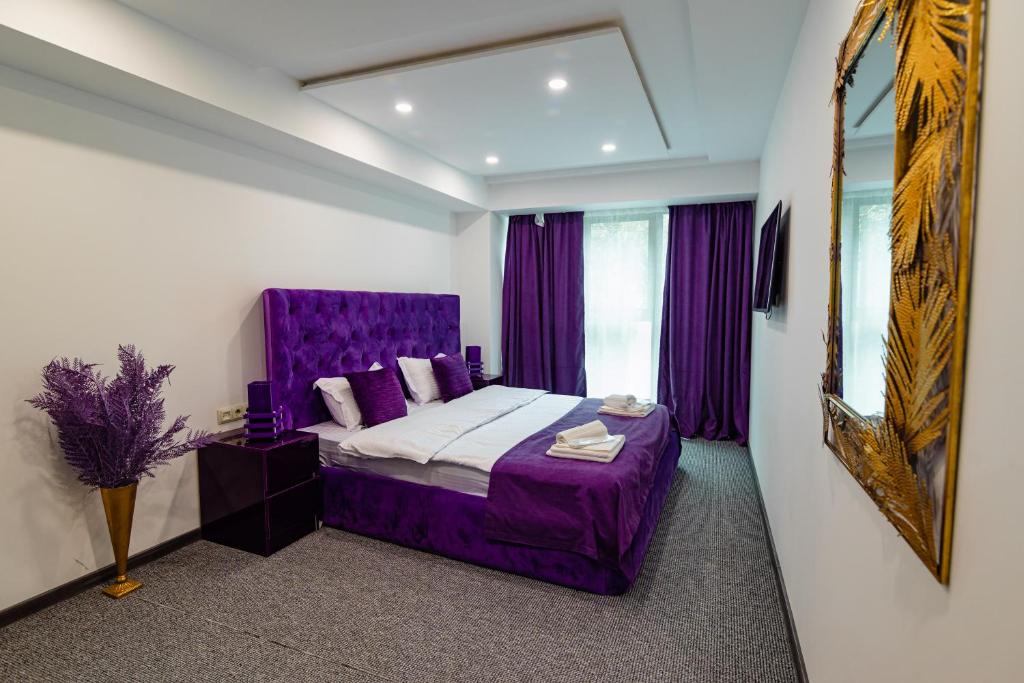 Postel nebo postele na pokoji v ubytování Royal Plaza Hotel
