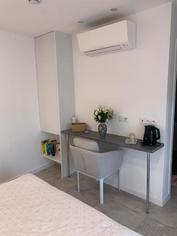 biurko z krzesłem w pokoju w obiekcie Villa Elimia piscine privée & chauffée w mieście Antibes
