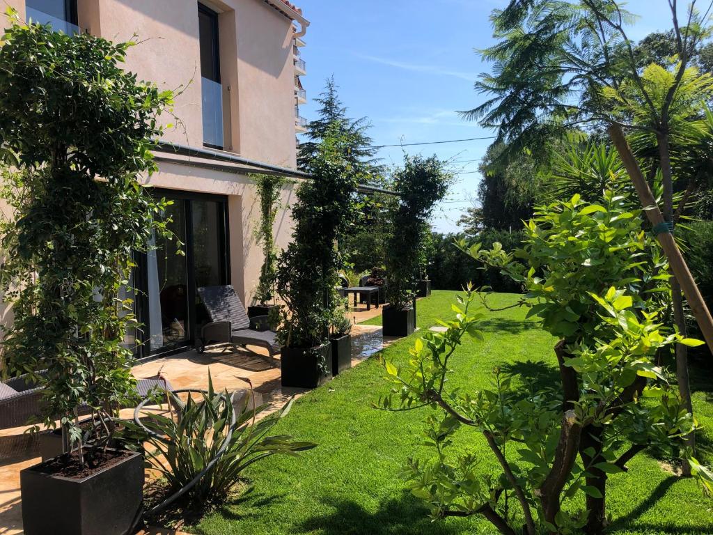 Ogród w obiekcie Villa Elimia piscine privée & chauffée