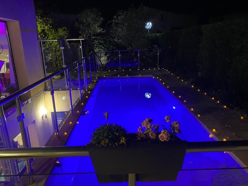 Basen w obiekcie Villa Elimia piscine privée & chauffée lub w pobliżu