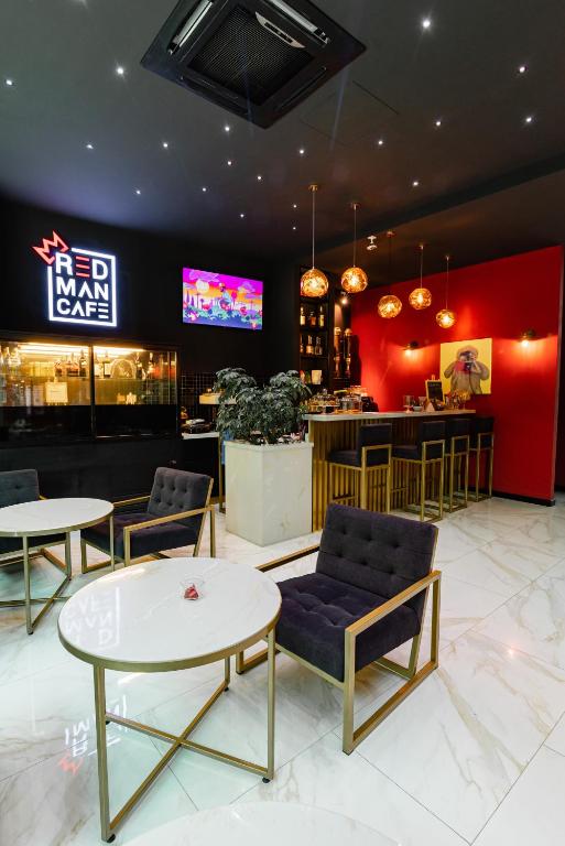 TV a/nebo společenská místnost v ubytování Royal Plaza Hotel
