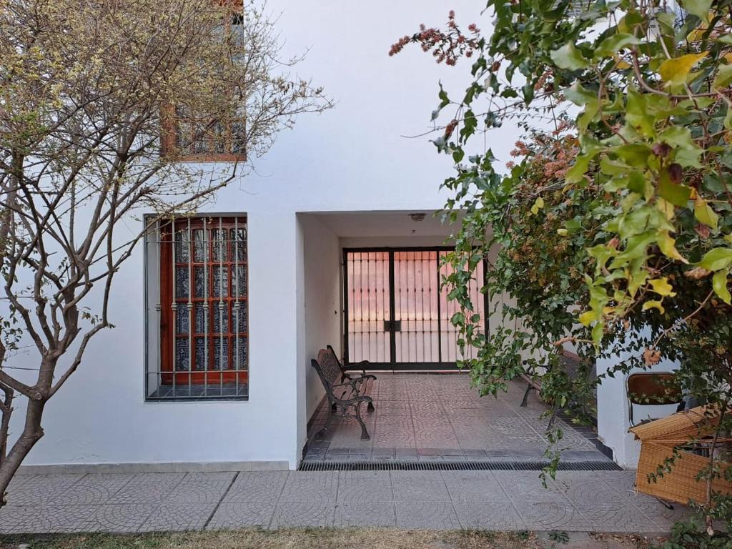 a white house with a bench in a courtyard at BELLO SAN LUIS in San Luis