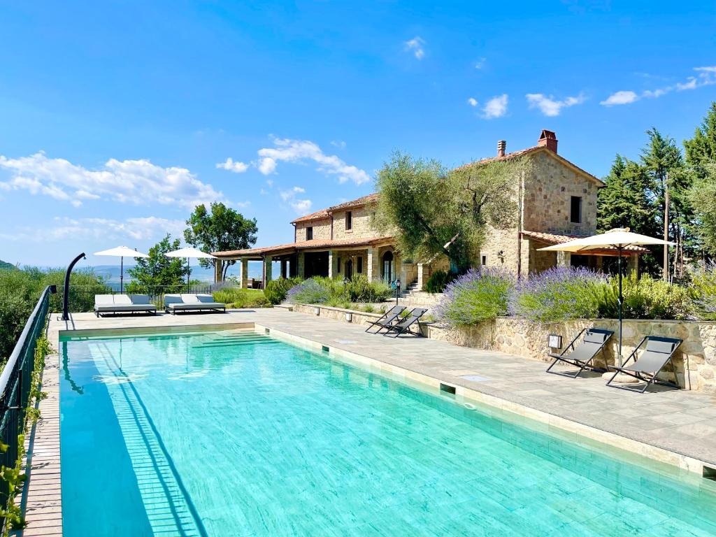 ein Pool vor einem Haus in der Unterkunft Villa Podere Del Grasso in Castel del Piano