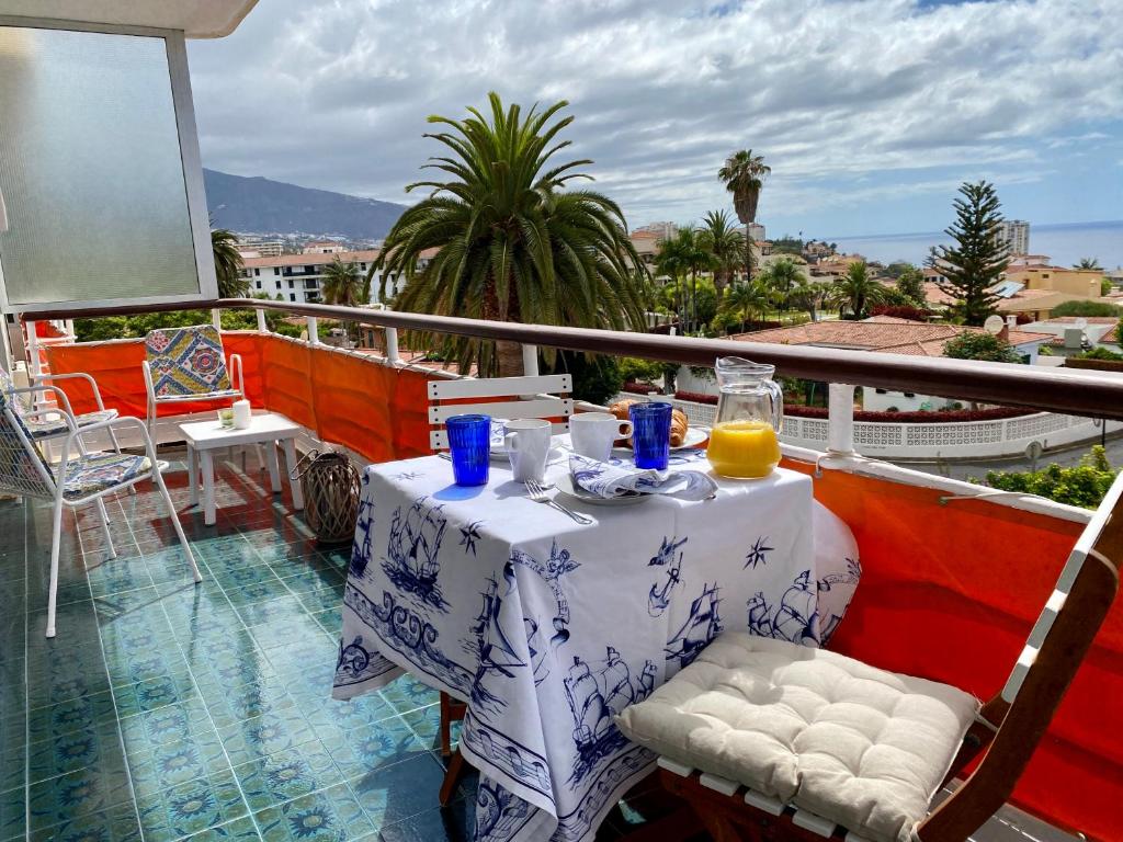 a table and chairs sitting on a balcony at Bonito apartamento con vistas in Puerto de la Cruz