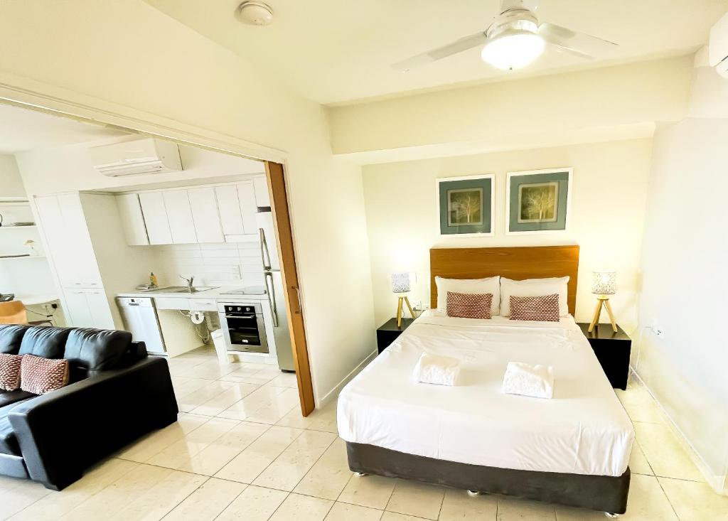 Postel nebo postele na pokoji v ubytování Oshen Holiday Apartments Yeppoon
