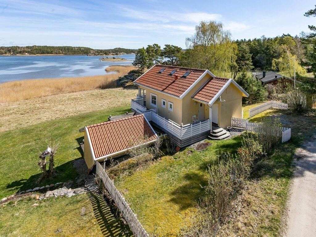 uma vista superior de uma pequena casa na margem de um lago em Holiday home STRÖMSTAD XXVIII em Strömstad