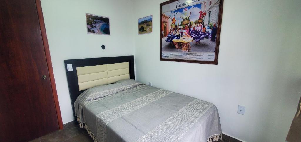 Ένα ή περισσότερα κρεβάτια σε δωμάτιο στο Hostal Guelaguetza Baño Compartido