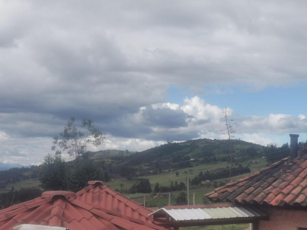Nespecifikovaný výhled na hory nebo výhled na hory při pohledu z farmy