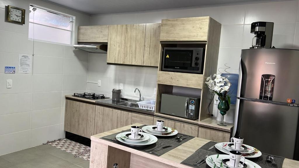 Kuchyň nebo kuchyňský kout v ubytování APTO3 COM AR COND. WIFI E TV SMART