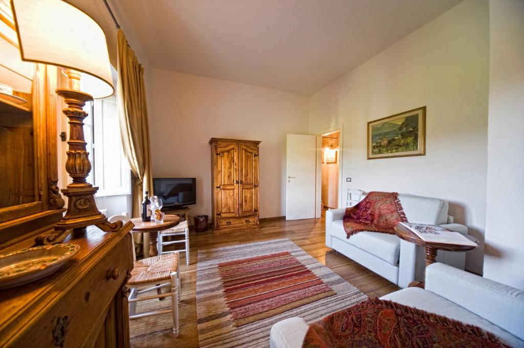 Uma área de estar em B&B Le Dimore Mezza Costa