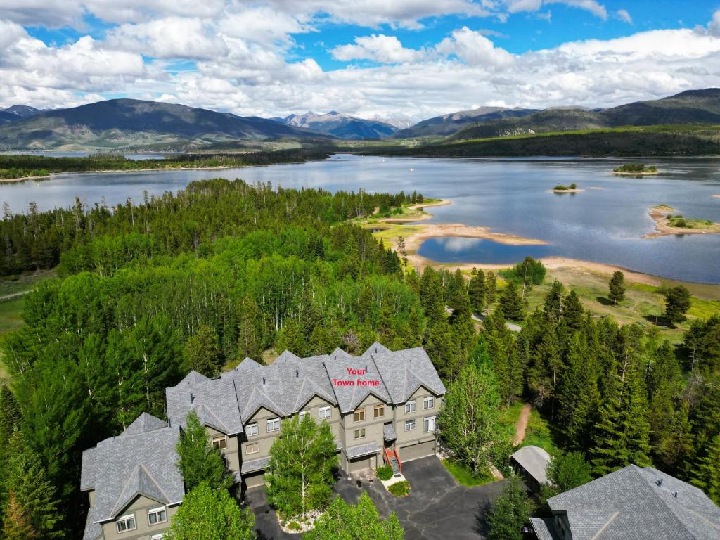 una vista aerea del lodge sul lago di Prospector Point E 4Br 3,5Ba townhouse a Frisco