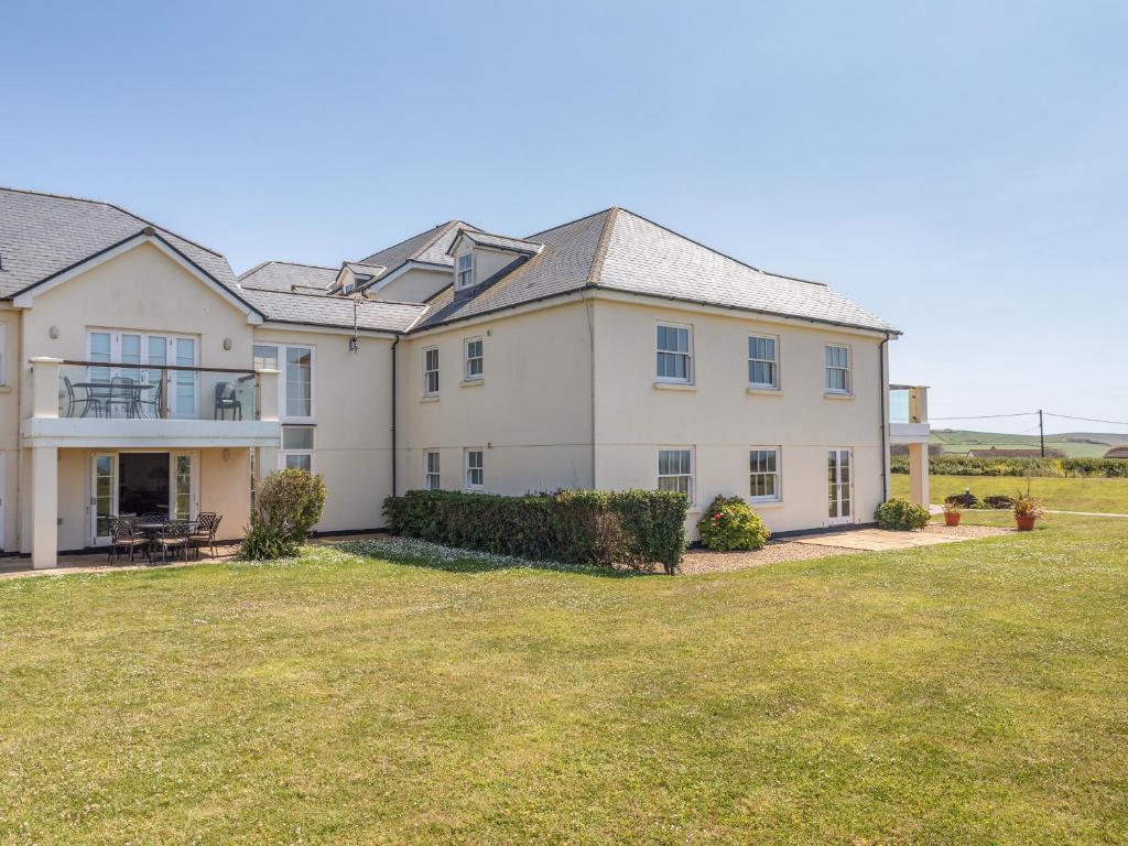 a large white house with a large yard at 5 Thurlestone Beach in Kingsbridge