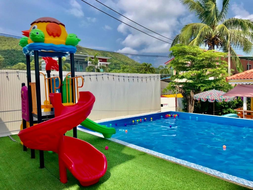 Piscine de l'établissement Pooma Resort ou située à proximité