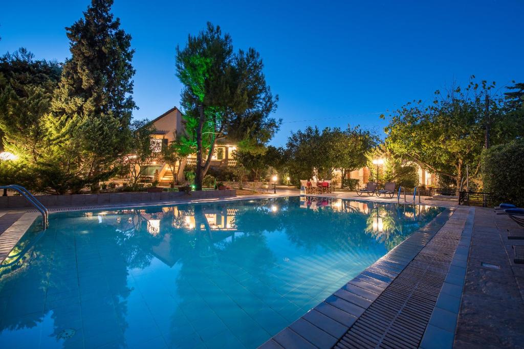 una gran piscina por la noche en Marina's Villas, en Vasilikos