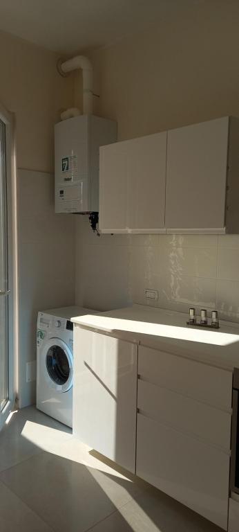 kuchnia z pralką i pralką w obiekcie Casa Elisabetta w mieście Monopoli